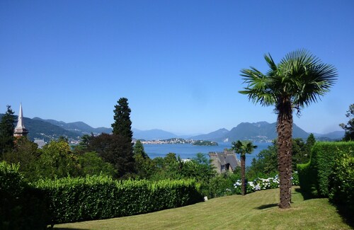 VISTA CASTELLO - Apartment with lake and panoramic views + private garage!
