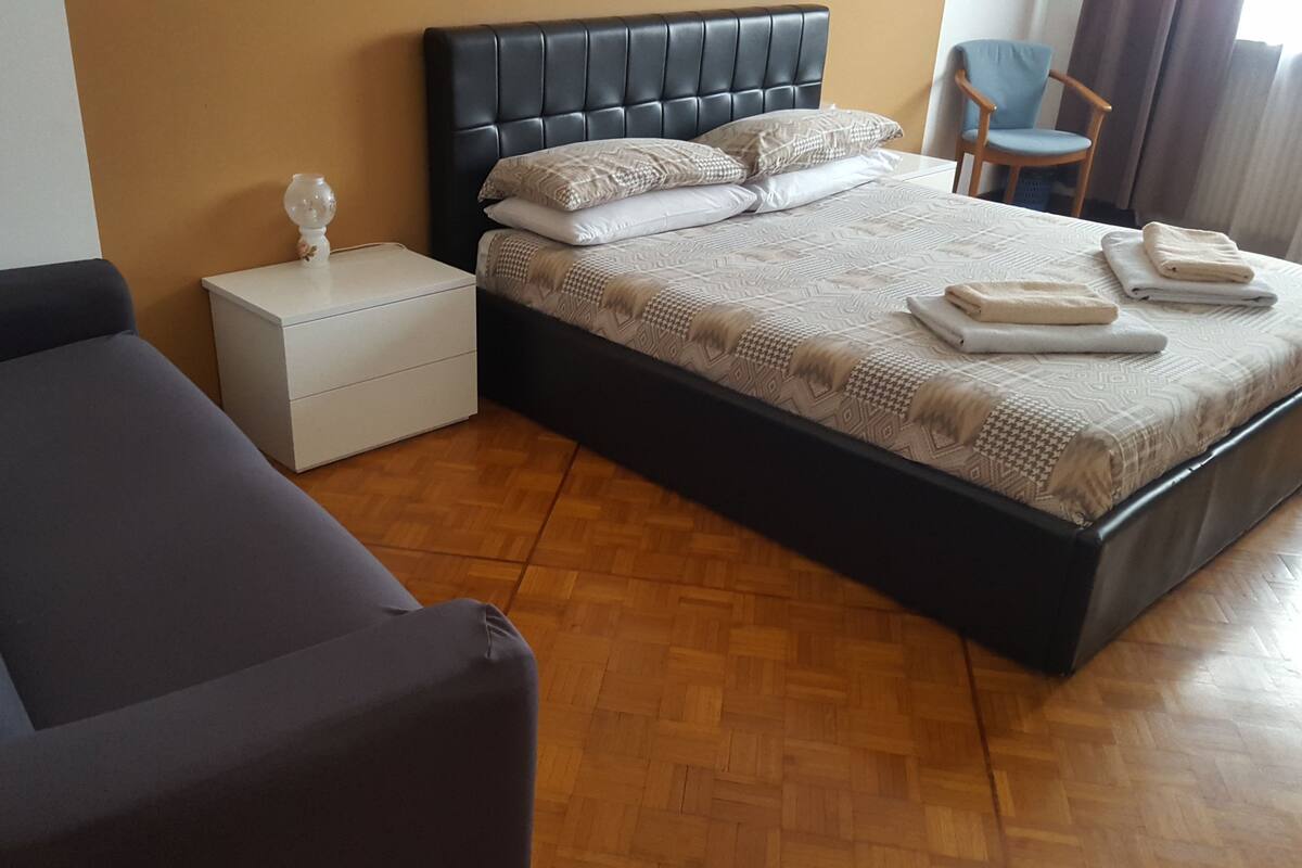 Double Room, 1 Queen Bed, Shared Bathroom | Free WiFi