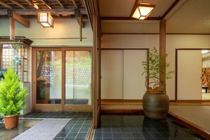 Interior entrance - Shima Onsen Kotobukiya Ryokan (Nakanojo)