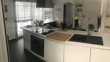 Een koelkast, een microgolfoven, een oven, een kookplaat