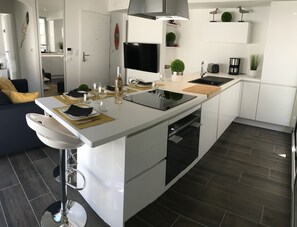 Réfrigérateur, micro-ondes, four, plaque de cuisson