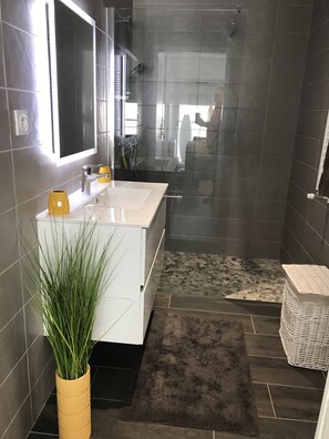 Shower, hair dryer - Appt NEW Arcachon Center, Beach 250 m - Terrace - Private car park (Arcachon)
