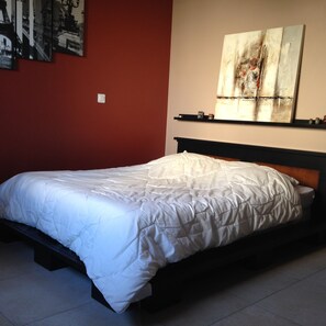 3 slaapkamers, een strijkplank/strijkijzer, wifi, beddengoed