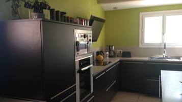 Een koelkast, een microgolfoven, een oven, een kookplaat