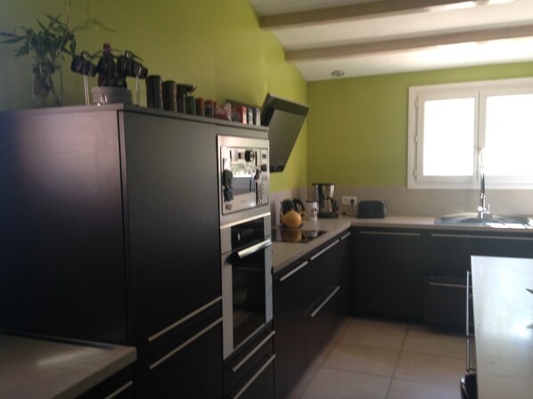 Een koelkast, een microgolfoven, een oven, een kookplaat