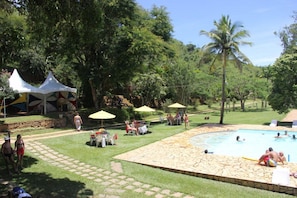 Piscina externa, guarda-sóis, espreguiçadeiras