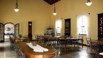 Café da manhã com buffet grátis todos os dias