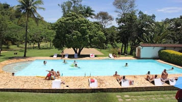Piscina externa, guarda-sóis, espreguiçadeiras