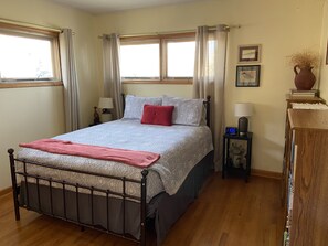 3 slaapkamers, een strijkplank/strijkijzer, wifi, beddengoed