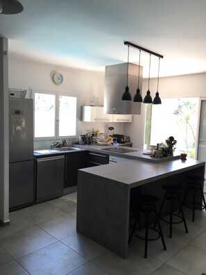 Fridge, microwave, oven, stovetop - Independent villa of 140 m2 on ground of 400m2 with swimming pool near sea (Pérols)