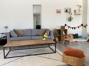 Smart TV, fireplace, stereo, computer monitors
