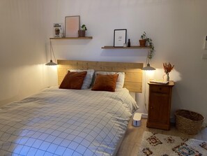 3 bedrooms, desk, iron/ironing board, travel cot