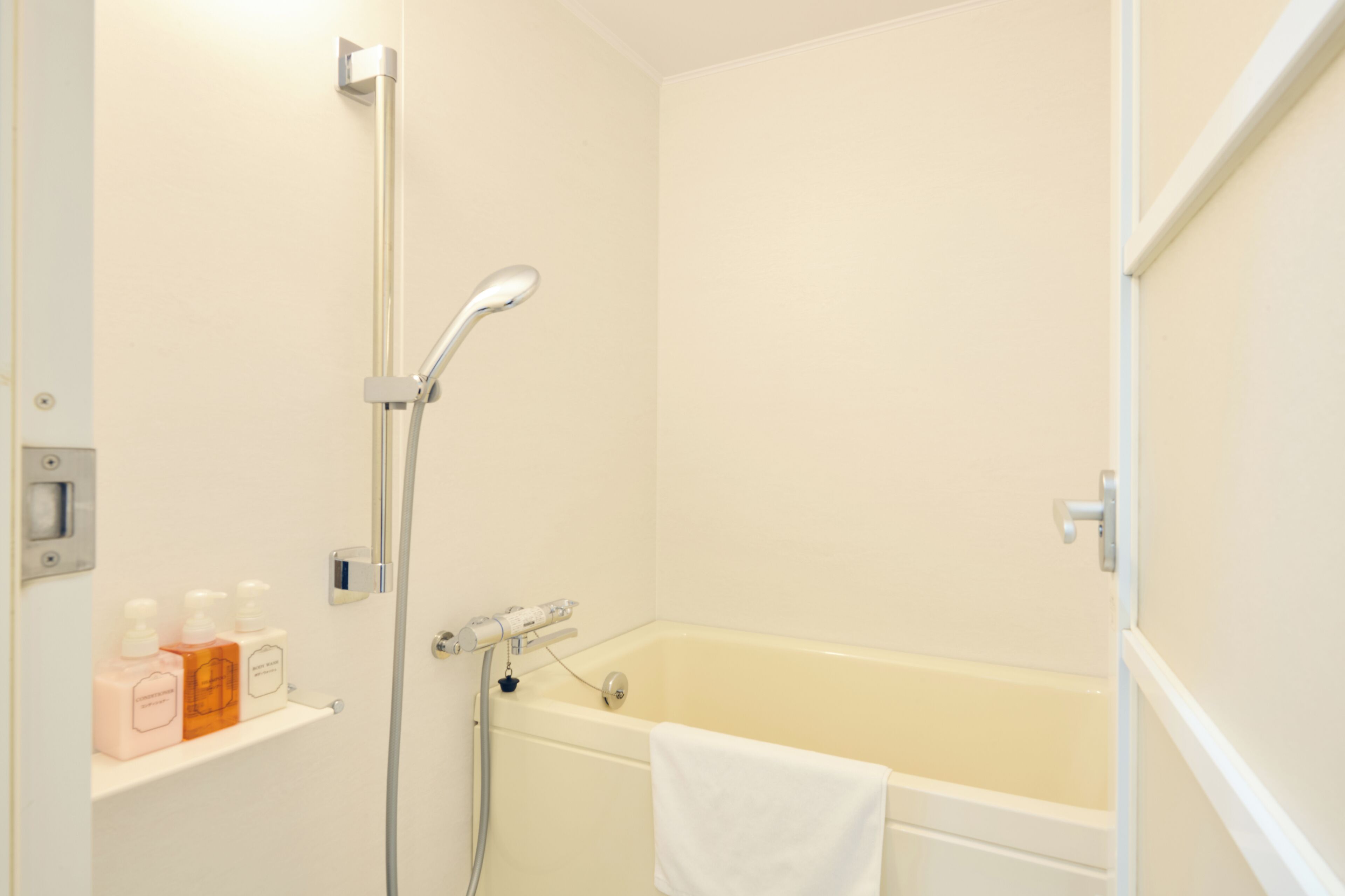 japanese-style room | bathroom | combined shower/bathtub, free toiletries, hair dryer, slippers