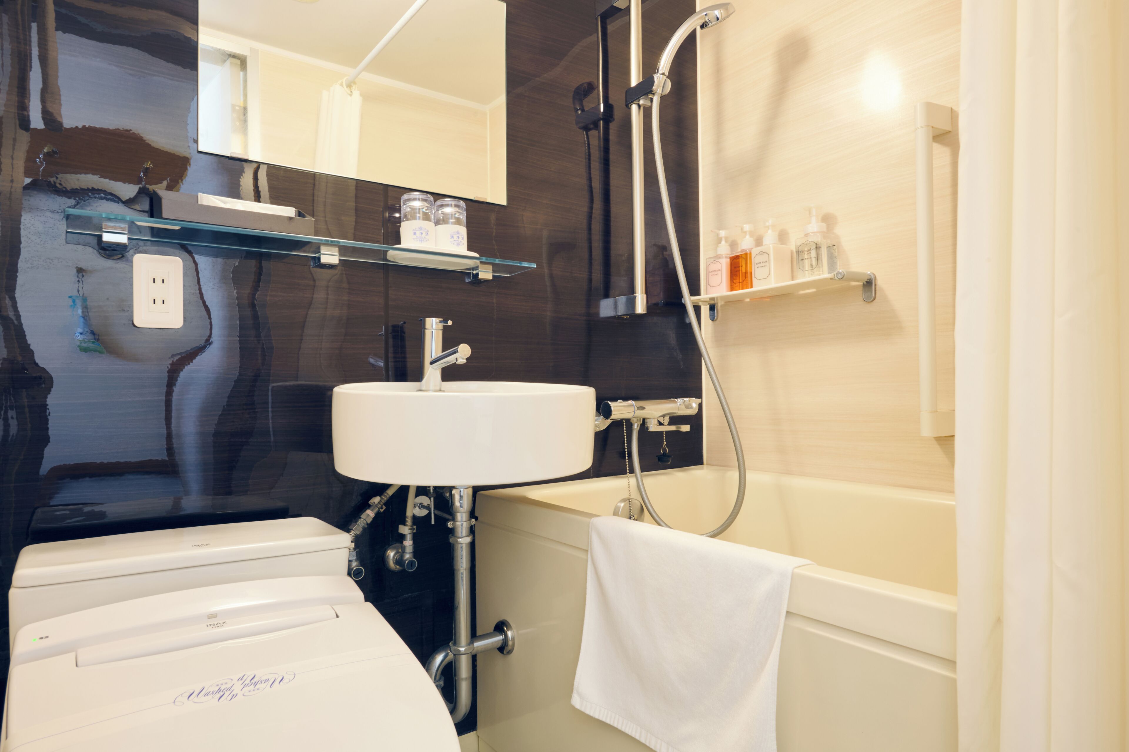 combined shower/bathtub, free toiletries, hair dryer, slippers