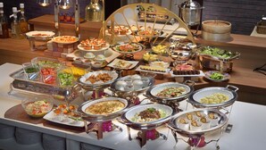 Una mesa de buffet con diferentes alimentos y bebidas.
