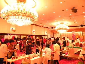 A crowded indoor event with chandeliers and tables. - Royal Hotel Miyakonojo (Miyakonojo)