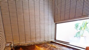 A hot tub with a view of a plant outside. - Super Hotel Kadoma (Kadoma)