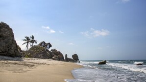 在海滩、沙滩毛巾、间海滩酒吧