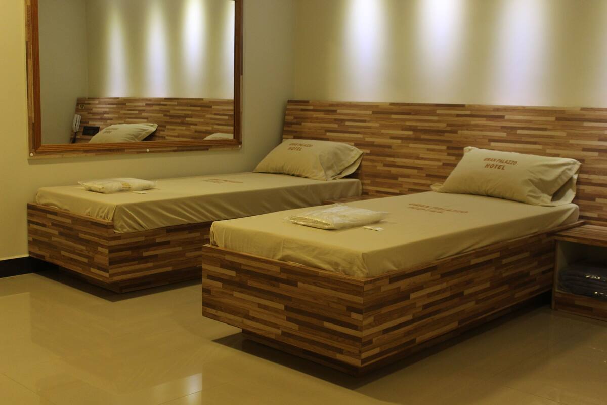Kamar Klasik, 2 Tempat Tidur Twin | Tirai kedap cahaya, setrika/meja setrika, Wi-Fi gratis, dan seprai linen