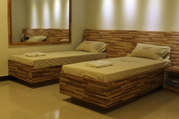 Classic-rum - 2 enkelsängar | Mörkläggningsgardiner, strykjärn/strykbräda, gratis wi-fi och sängkläder