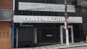 The exterior of Gran Palazzo Hotel with a sign indicating it is a hotel. - Gran Palazzo Hotel (São Paulo)
