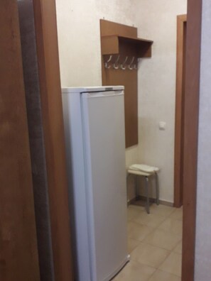 Economy-Vierbettzimmer | Wohnbereich | Flachbildfernseher