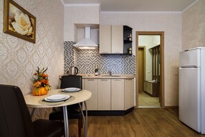 Großer Kühlschrank, Mikrowelle, Wasserkocher