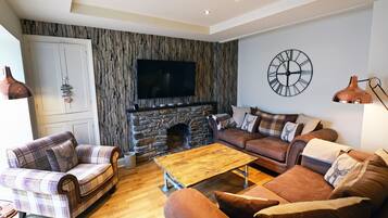 Een televisie en een open haard