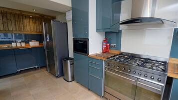 Een koelkast, een magnetron, een vaatwasser