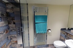 Ensemble baignoire-douche, séchoir à cheveux, serviettes fournies