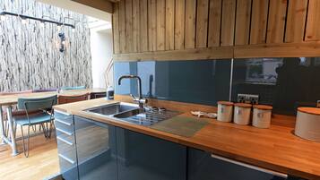 Een koelkast, een magnetron, een vaatwasser