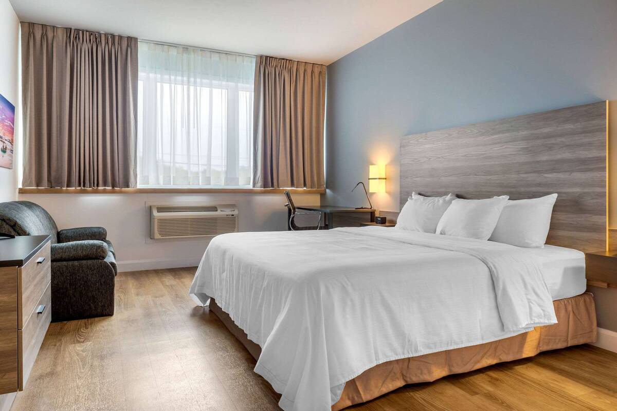 desk, free wifi, bed sheets, wheelchair access