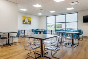 Free daily continental breakfast - Rodeway Inn (Amos)