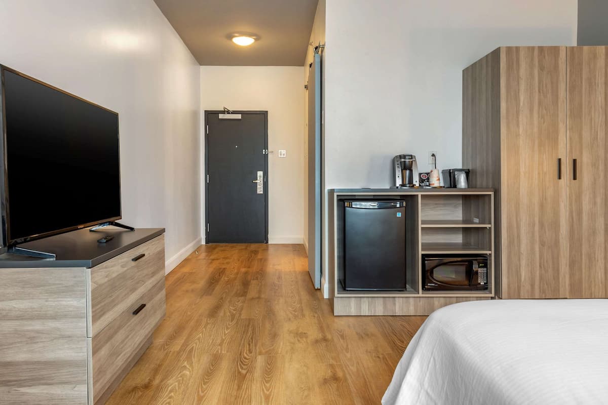 In-room safe, desk, soundproofing, free WiFi