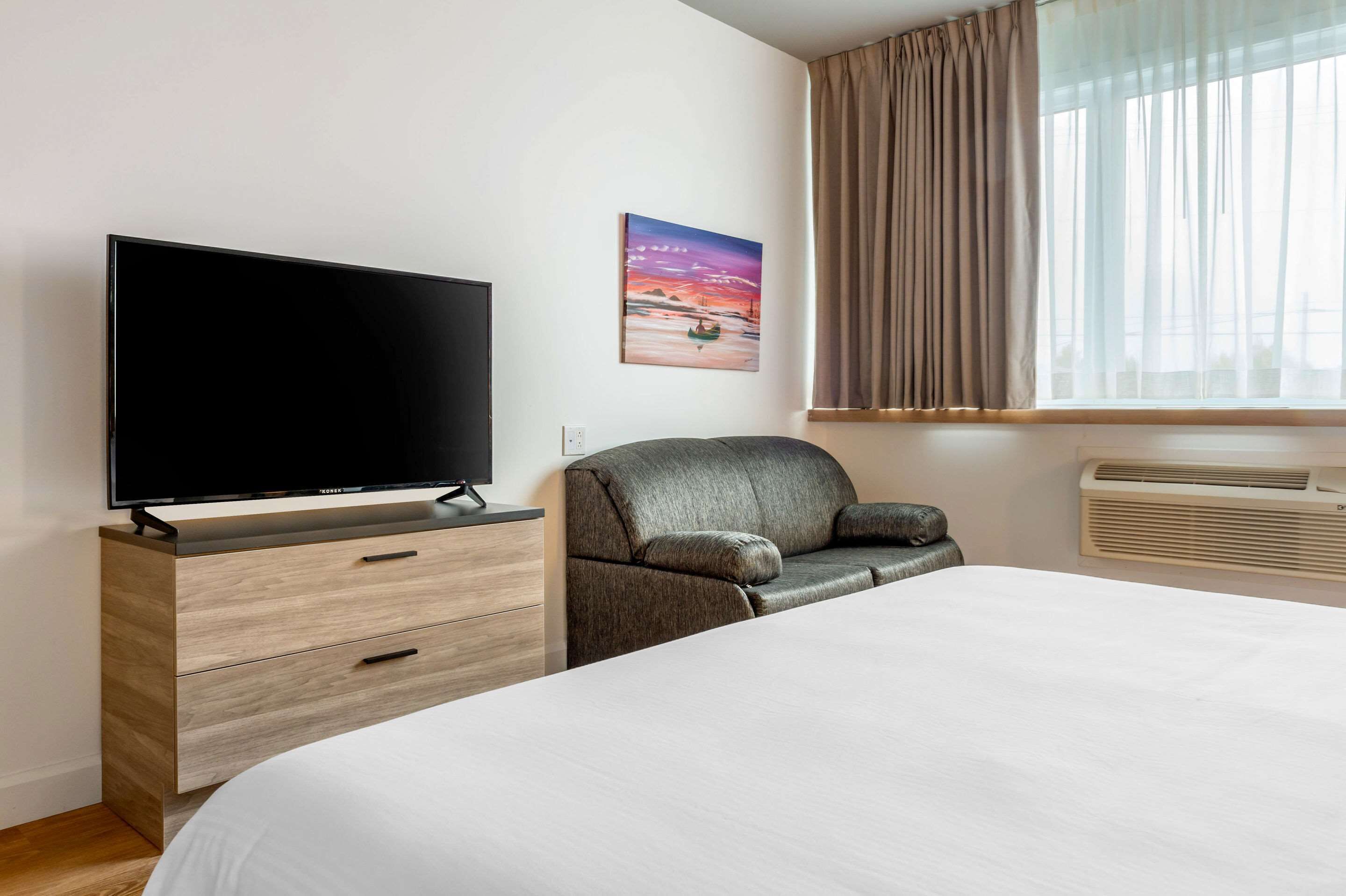 desk, free wifi, bed sheets, wheelchair access