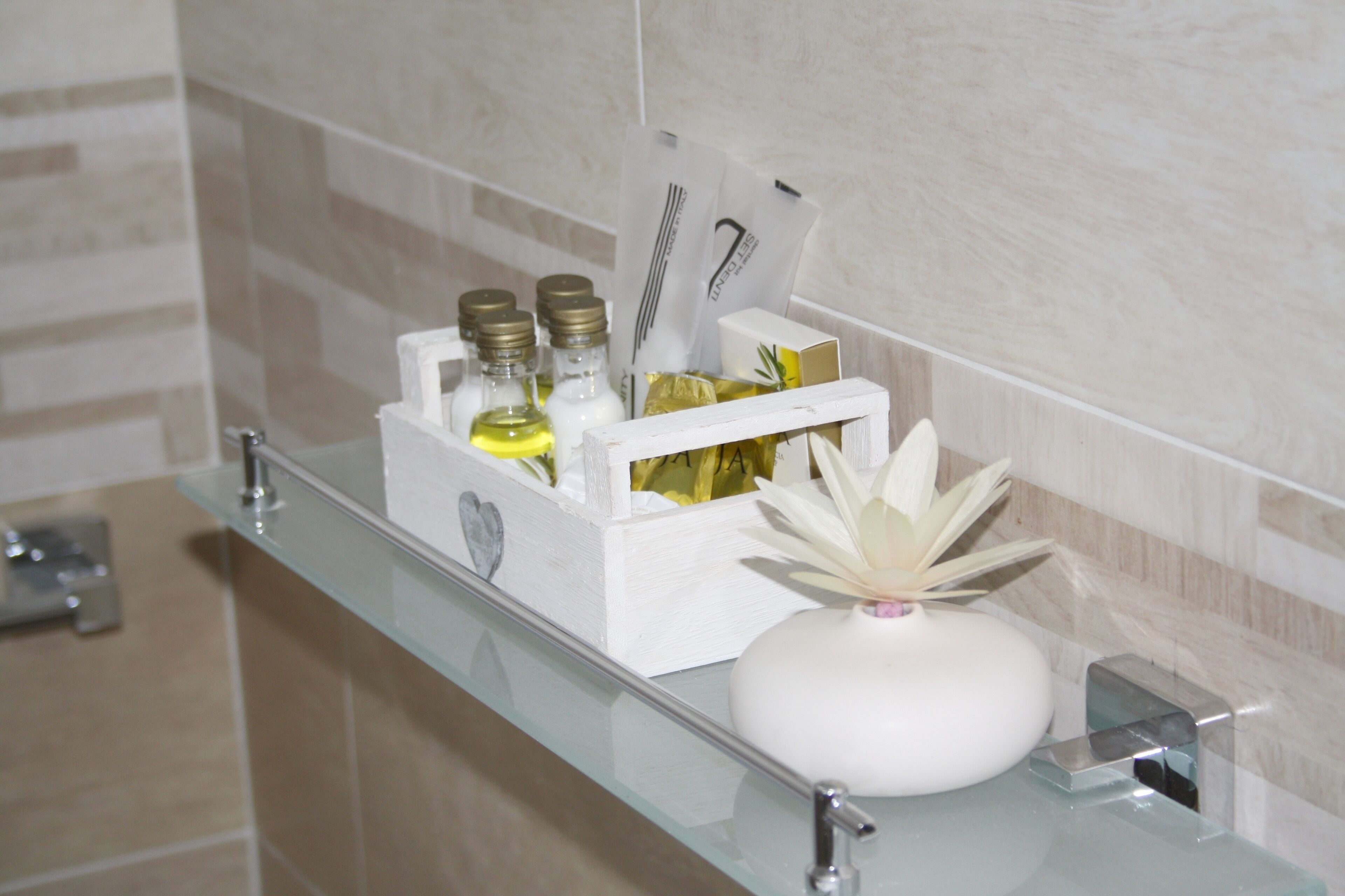 Secadora de cabello, toallas, jabón, shampoo 