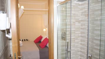 SĂšche-cheveux, serviettes fournies, savon, shampoing