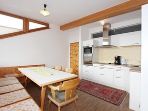Jääkaappi, mikroaaltouuni, uuni, astianpesukone