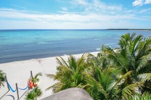 On the beach - Premier snorkeling from this beautiful beachfront villa, pool, AC and WiFi! (Bahia Soliman)
