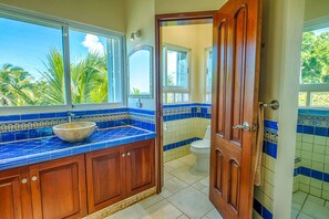 Shower, hair dryer - Premier snorkeling from this beautiful beachfront villa, pool, AC and WiFi! (Bahia Soliman)