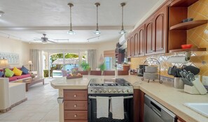 Køleskab, mikrobølgeovn, ovn, kogeplade