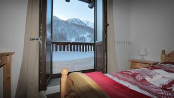 Vierbettzimmer | Daunenbettdecken, Schreibtisch, Verdunkelungsvorhänge, Babybetten