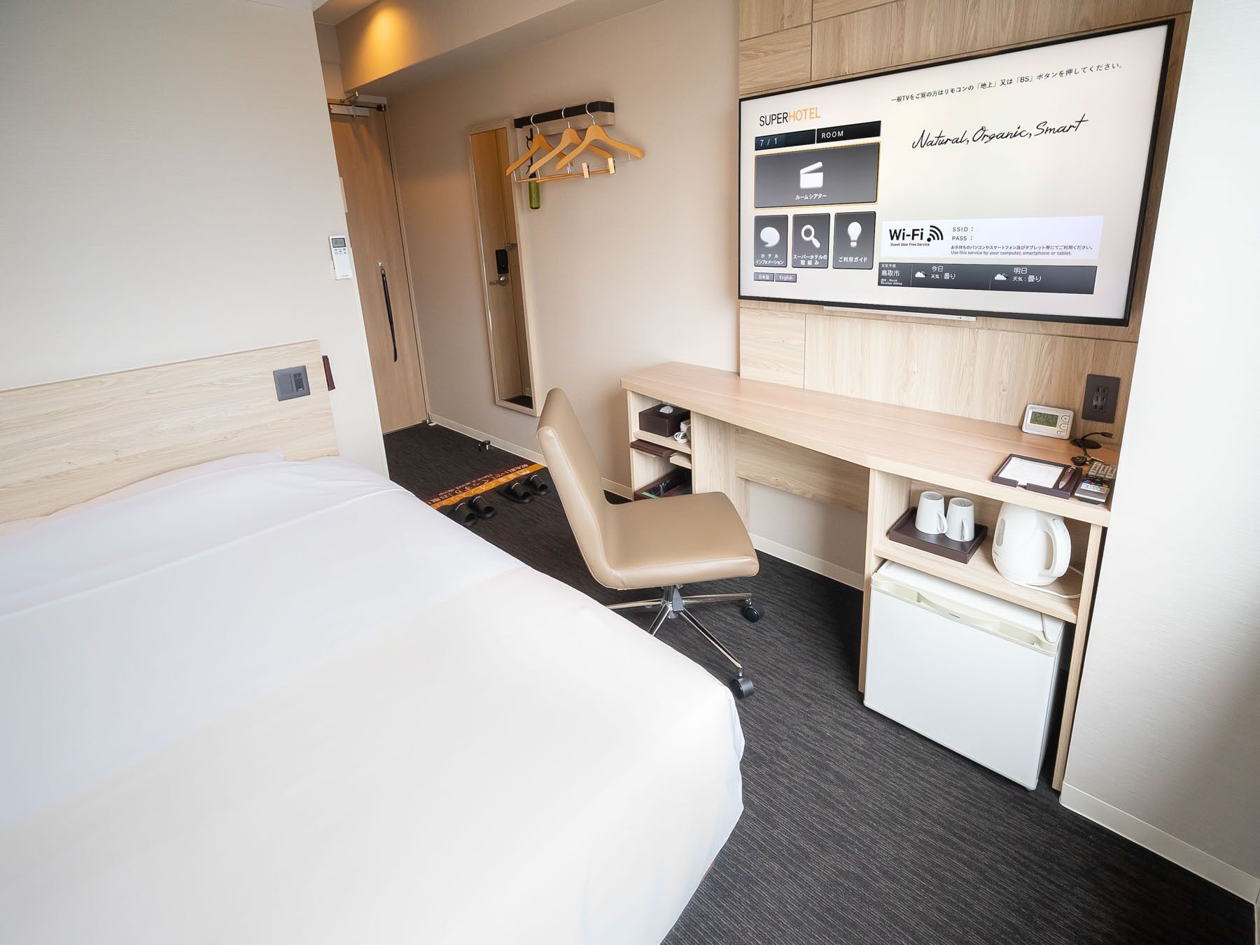 Desk, laptop workspace, soundproofing, free WiFi