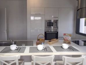 Fridge, microwave, oven, stovetop - VILLA AT THE SEASIDE (Saint-Lô-d'Ourville)