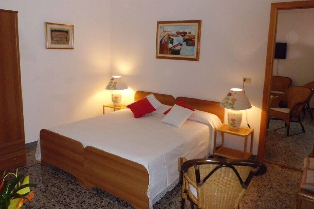 Rollaway beds, free WiFi, bed sheets