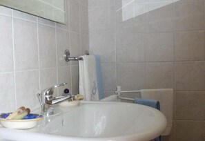 Doppel- oder Zweibettzimmer | Badezimmer | Dusche, kostenlose Toilettenartikel, Haartrockner, Bidet