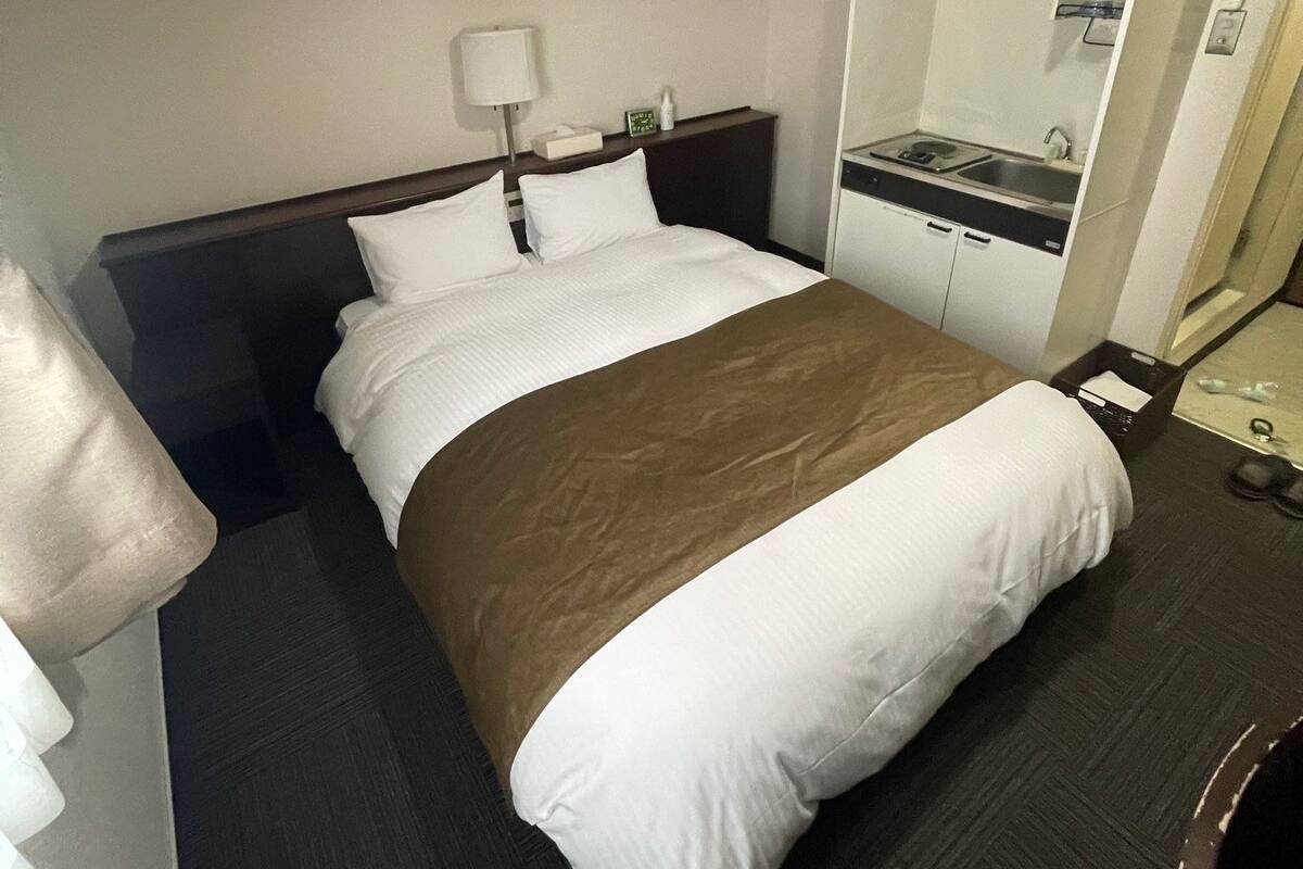 Desk, laptop workspace, WiFi (free), bed sheets