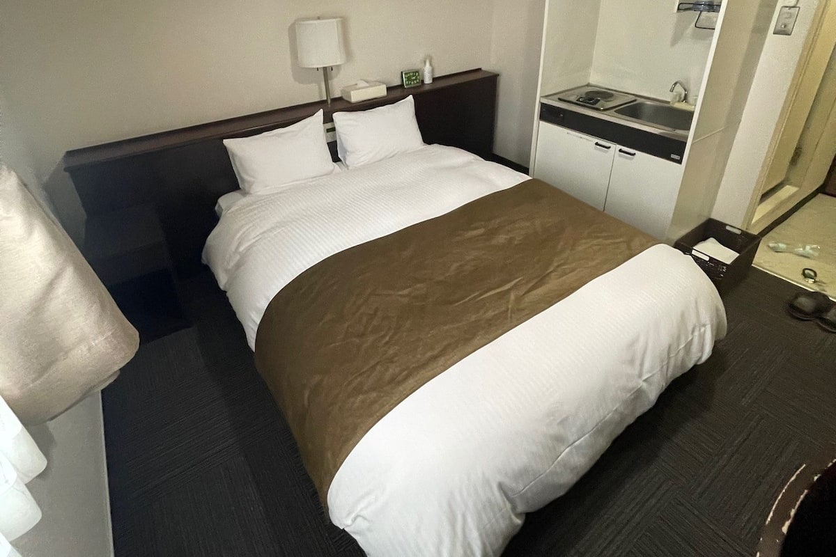 Desk, laptop workspace, free WiFi, bed sheets