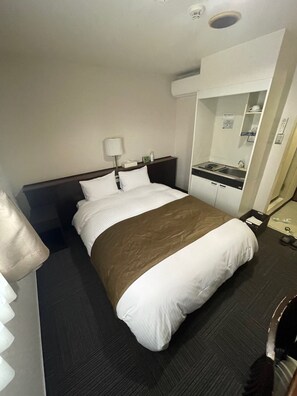 Desk, laptop workspace, free WiFi, bed sheets - Takatsuki W and M Hotel (Takatsuki)