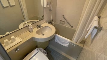 Combined shower/bathtub, hair dryer, towels, shampoo